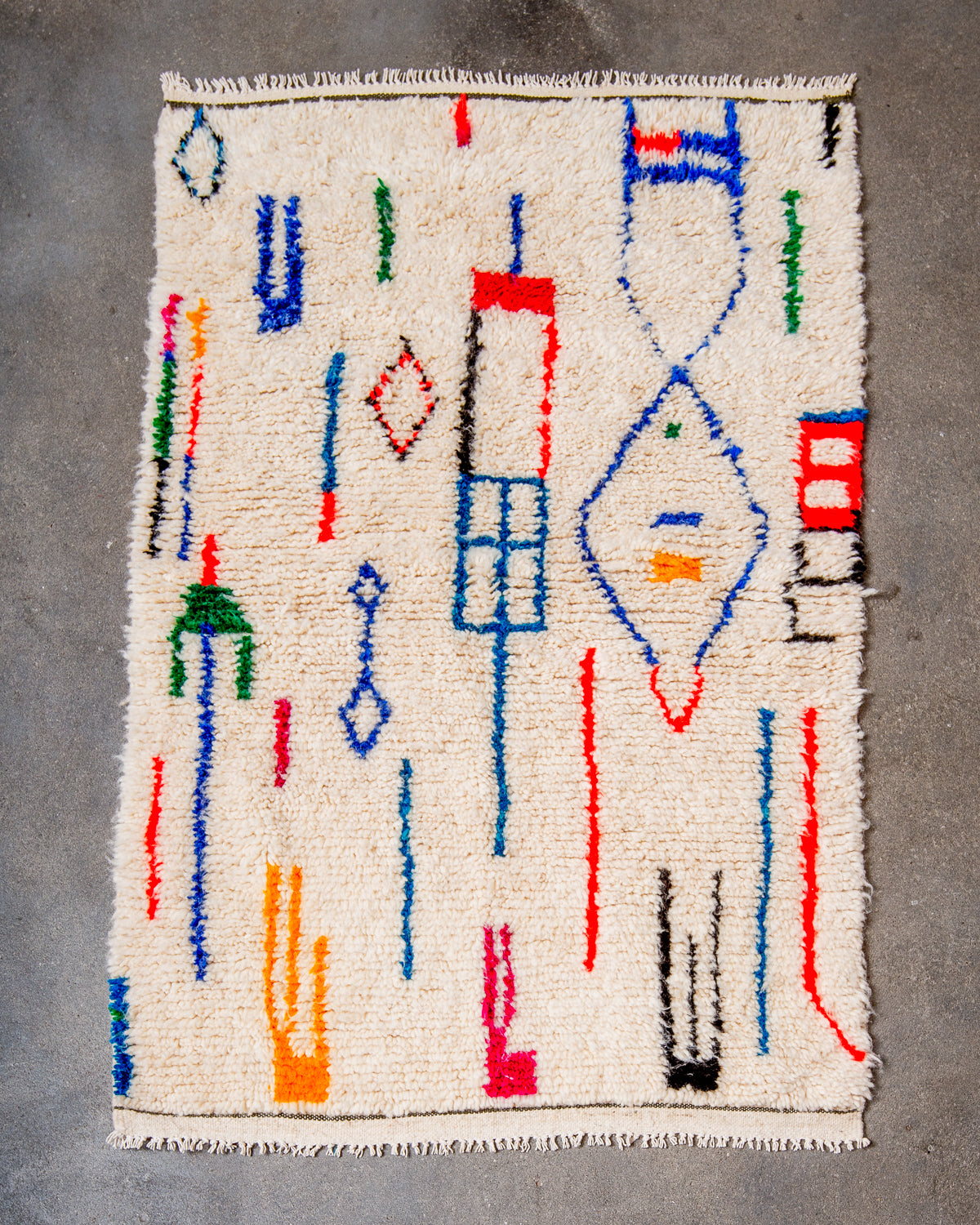 Modern designer handcrafted Berber rug from Morocco. Azilal rug with beautiful colours and patterns. Made of sheep’s wool and colourful cotton.